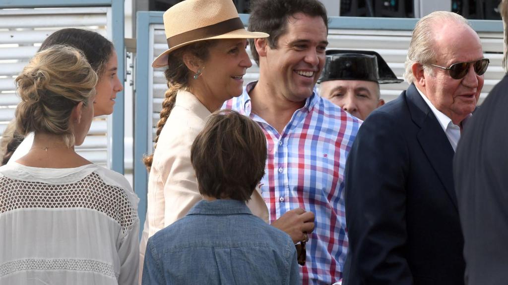 La infanta Elena con Luis Alfonso de Borbón y el resto de la familia, este domingo.