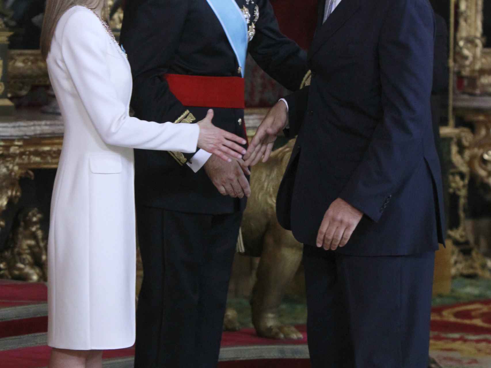 Los reyes, en la primera recepción oficial que ofrecieron, junto a Luis Alfonso.