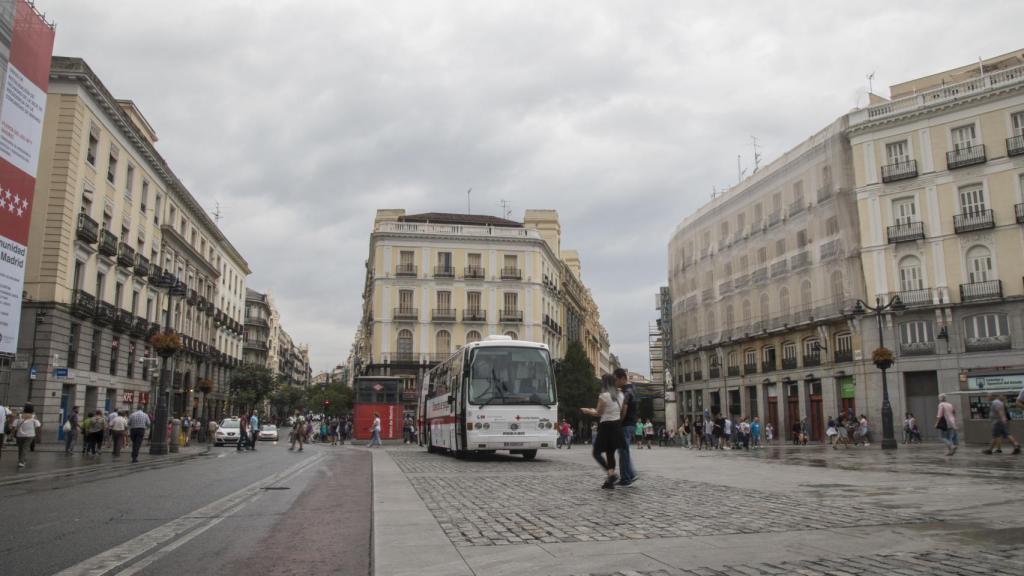 En Sol, había un buen número de efectivos policiales, pero la carretera que cruza la plaza carece de bolardos.