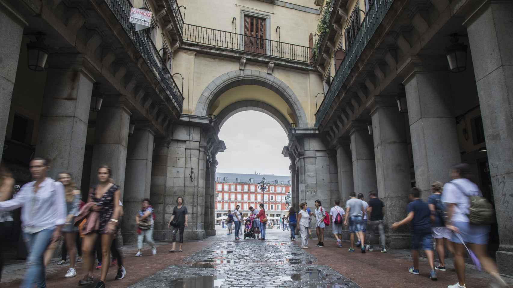 La entrada por la calle Ciudad Rodrigo, a la Plaza Mayor, es la única que permite el paso a los vehículos.
