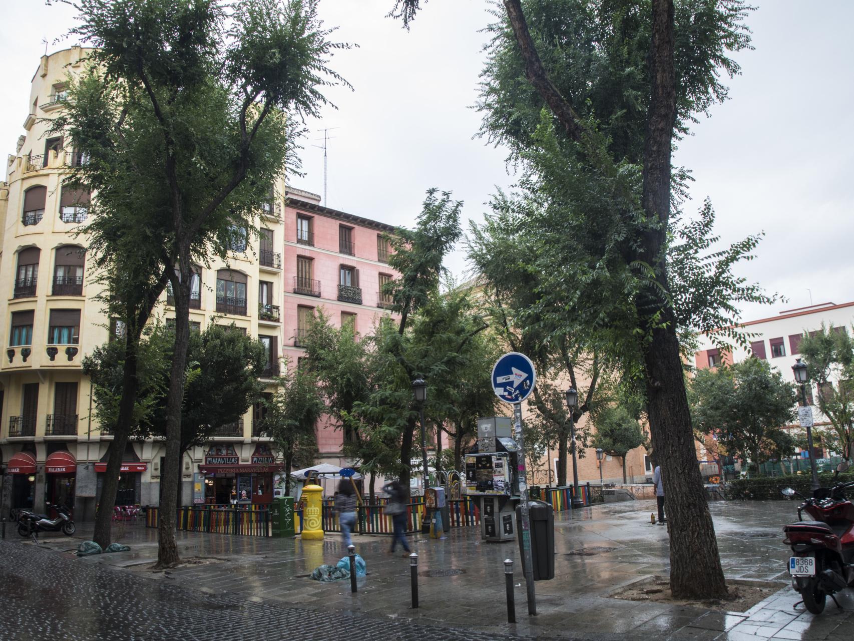 Plaza de Dos de Mayo, una zona que también carece, en algunas partes, de protección con bolardos. Entre el árbol y los pivotes cabe un coche grande.