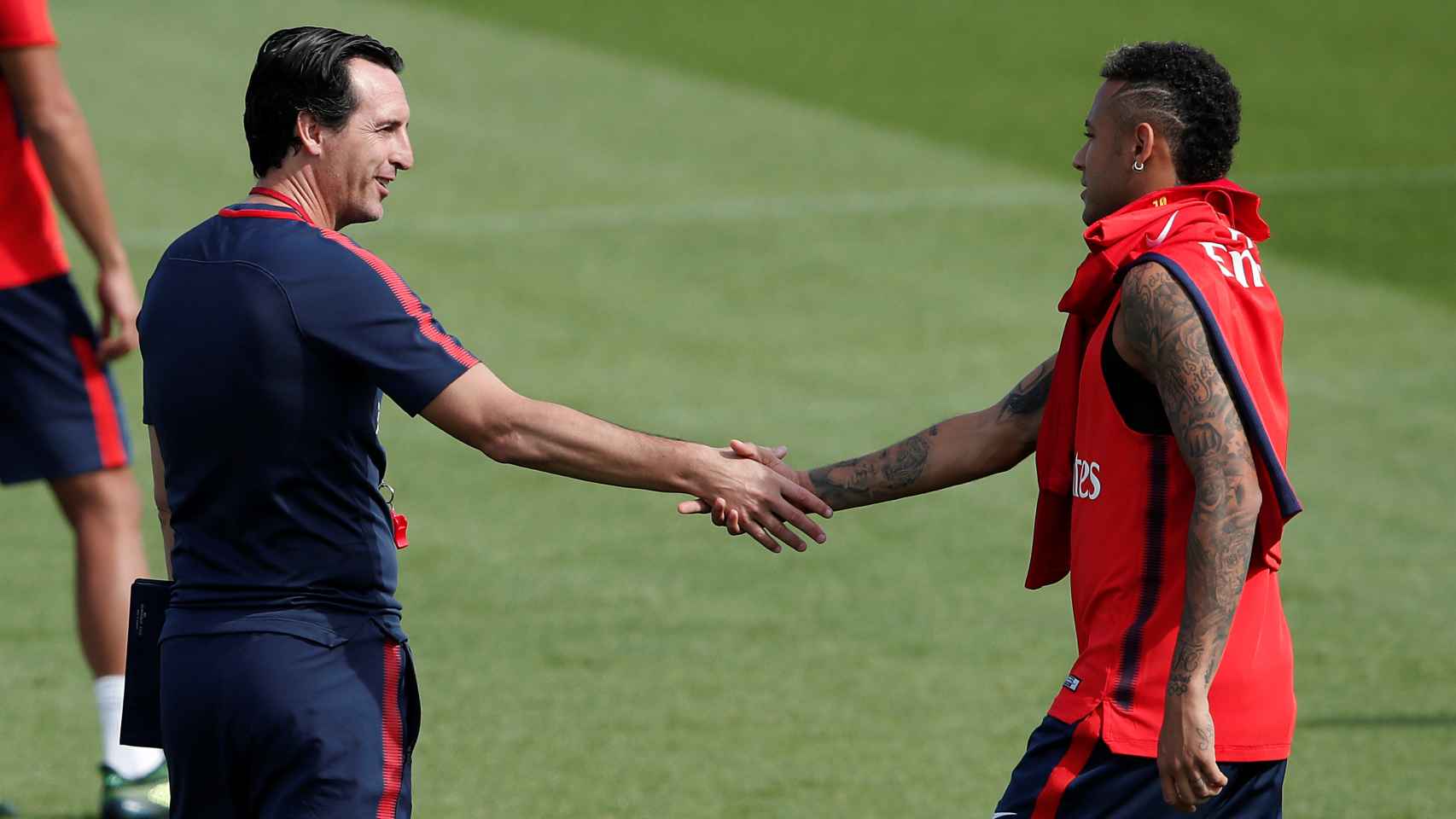 Unai Emery saluda a Neymar en un entrenamiento del PSG.