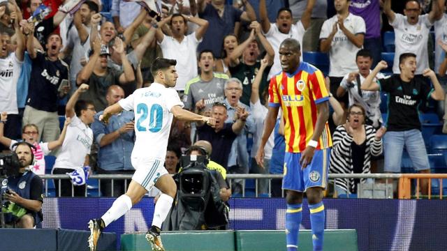 Asensio celebra uno de sus goles ante la mirada de Kondogbia.