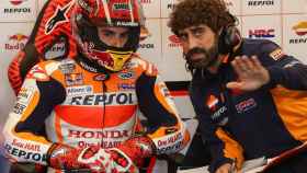Márquez recibe instrucciones de Santi Hernández, su jefe de mecánicos, en su box en Silverstone.