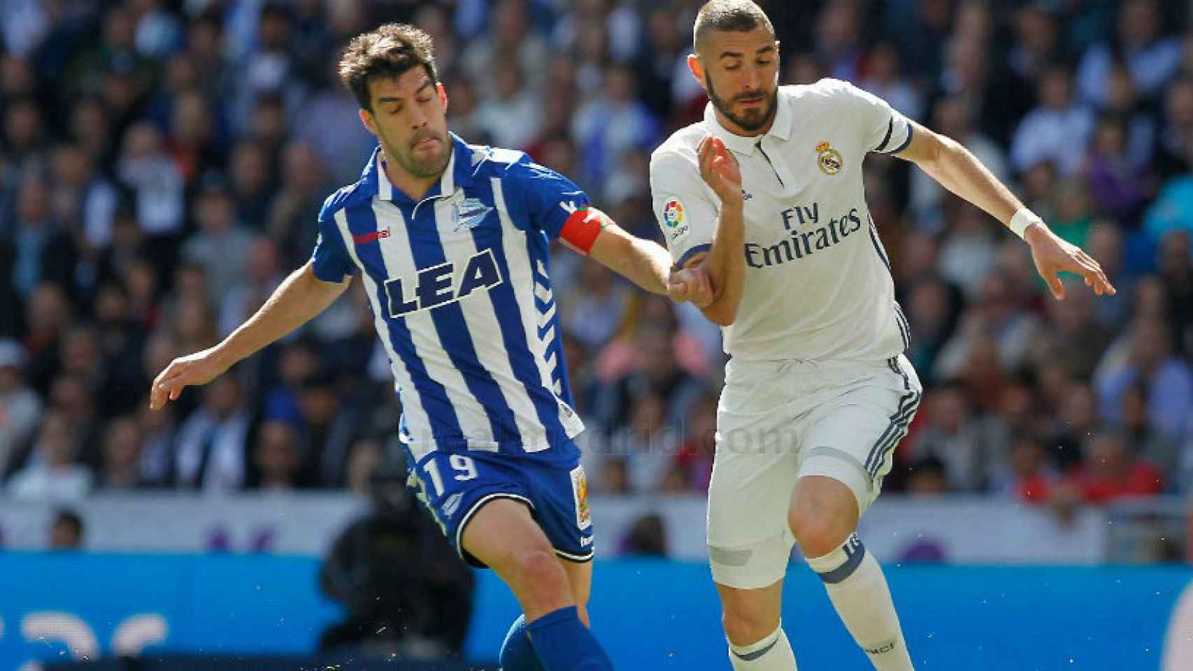 Benzema pugna por la pleota con un rival del Alavés