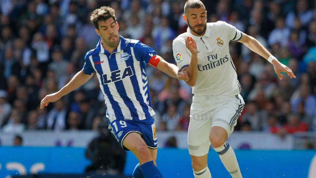 Benzema pugna por la pleota con un rival del Alavés