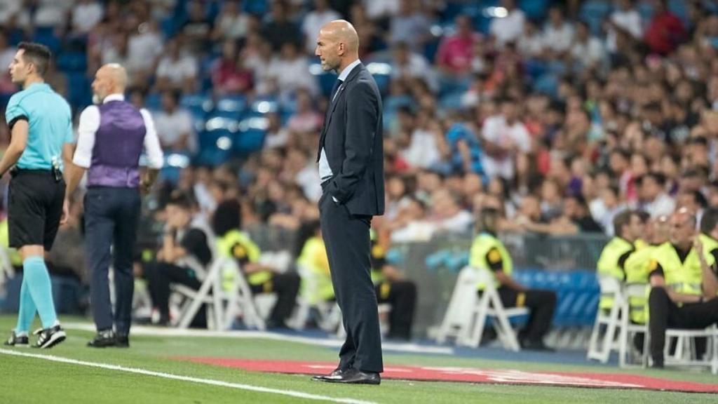 Zidane en la banda. Foto: Pedro Rodríguez / El Bernabéu