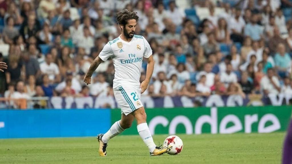 Isco tocando el balón. Foto: Pedro Rodríguez / El Bernabéu