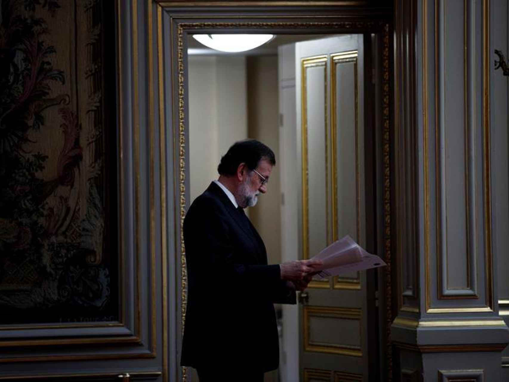 Rajoy consulta unas notas antes de su rueda de prensa este lunes en París.