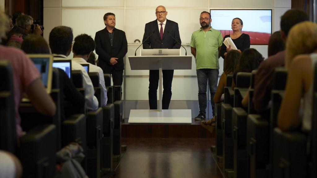 El diputado de JxSí, Jordi Orobitg; el presidente de JxSí en el Parlament, Lluís Corominas; el diputado de la CUP, Benet Salellas, y la diputada de la CUP, Gabriela Serra