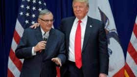 Donald Trump junto al indultado Arpaio  en una imagen de 2016.