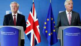 Davis y Barnier comparecen ante los medios al inicio de la tercera ronda de negociaciones.