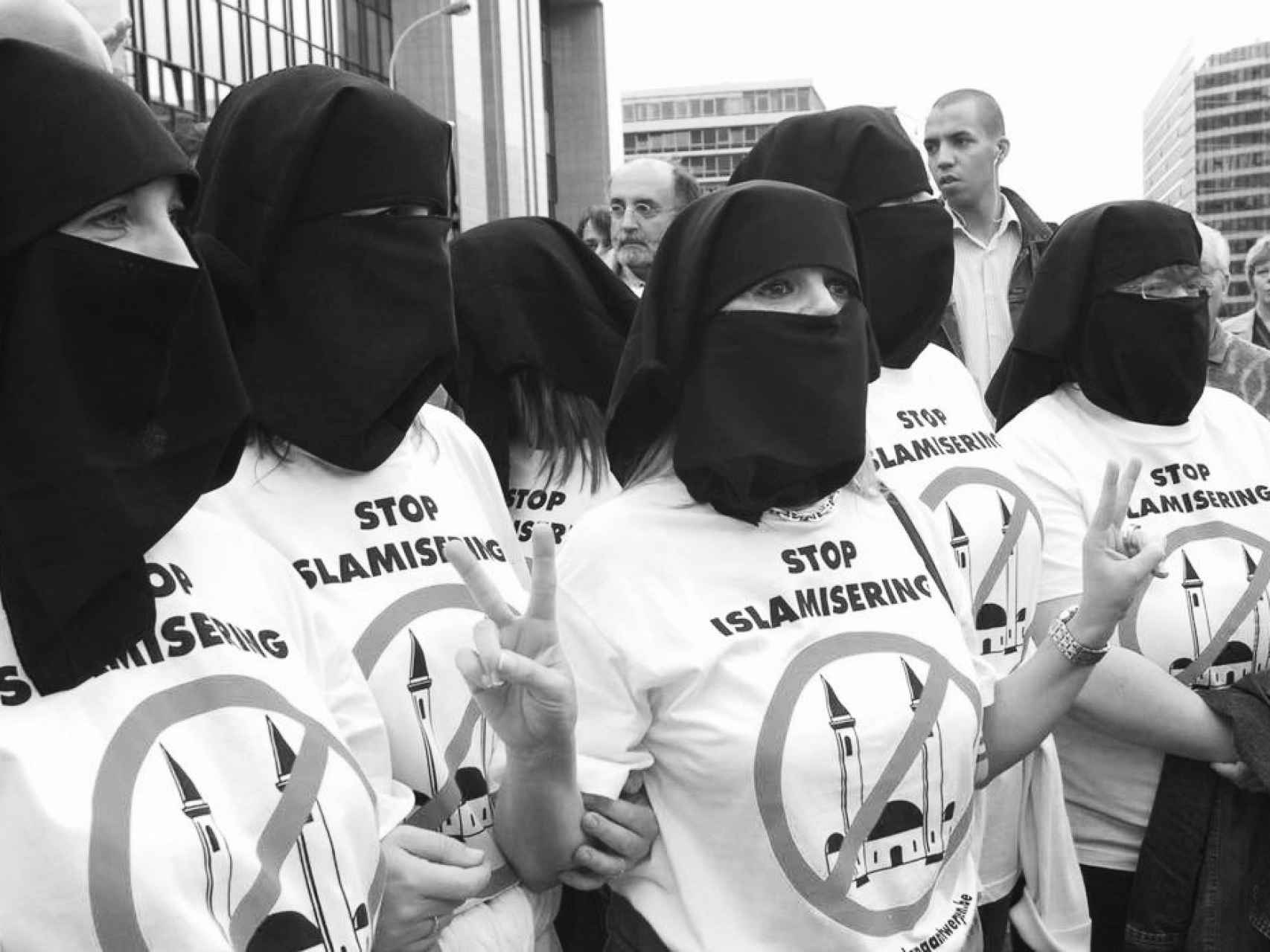 Varias mujeres se ponen el burka en una concentración islamófoba