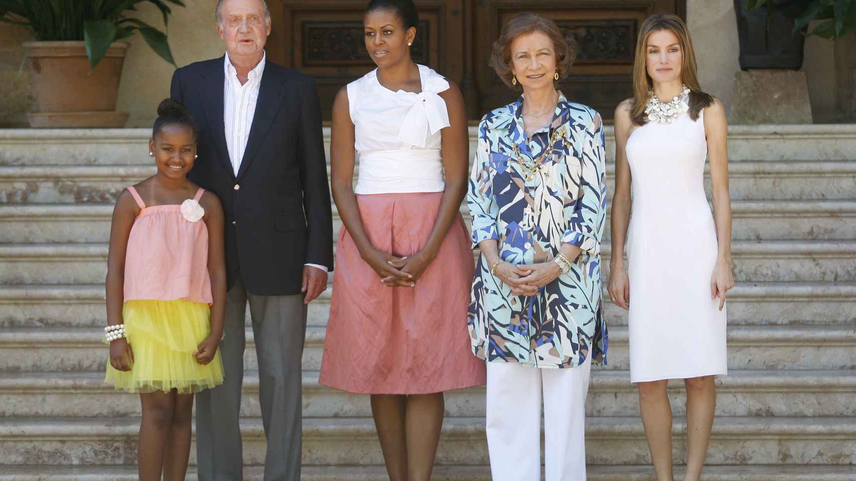 Michelle Obama y su hija Sasha con los reyes en el palacio de Marivent, 2010.
