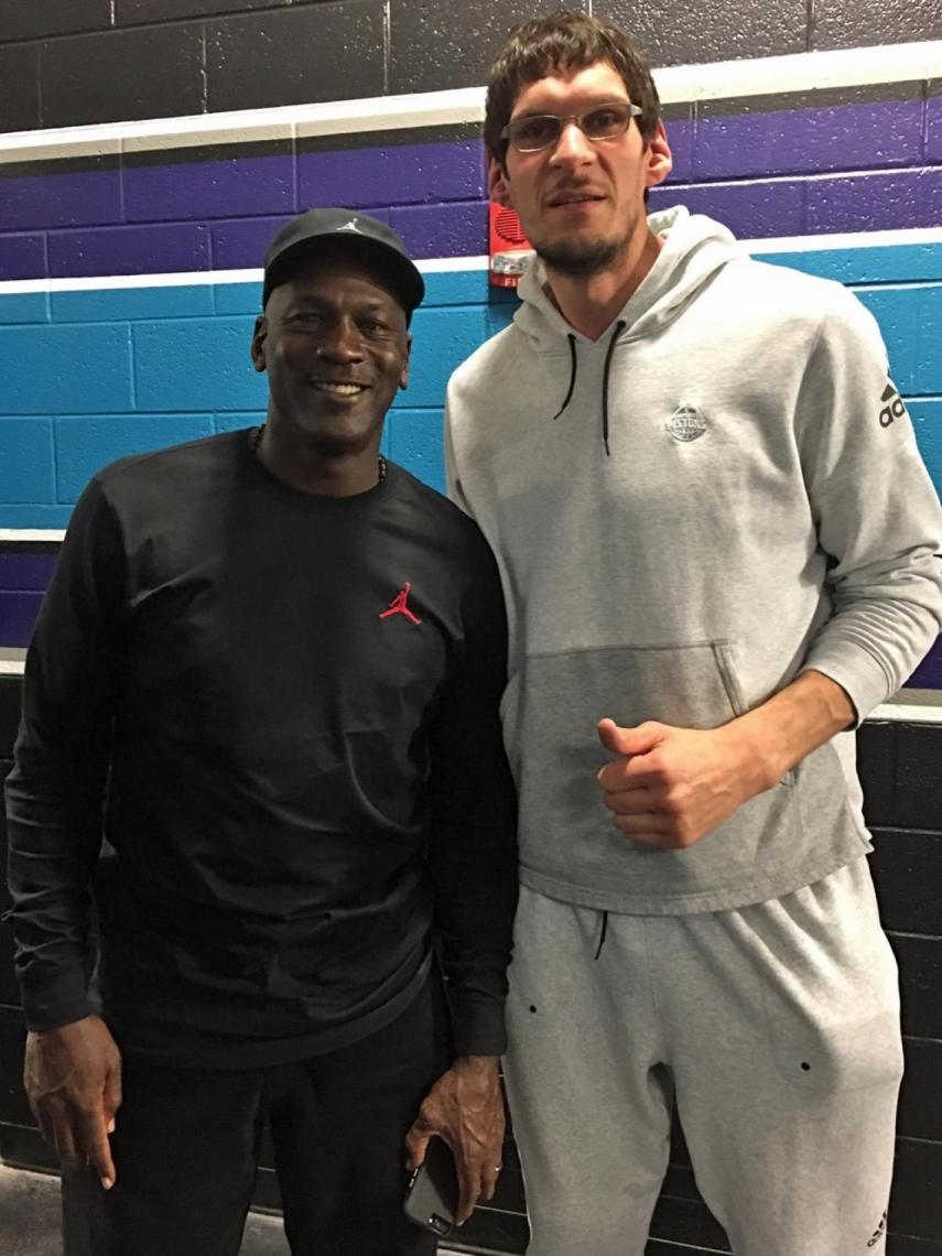 Michael Jordan y Boban Marjanovic.