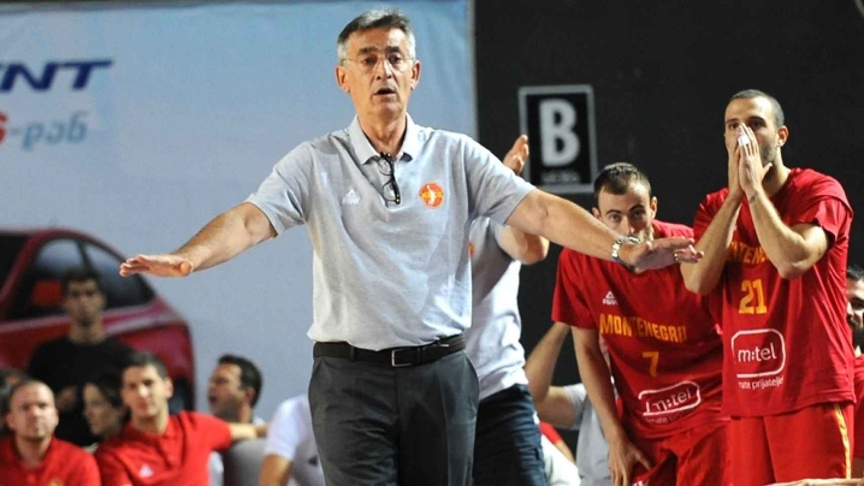 Bogdan Tanjevic dirigiendo a Montenegro.
