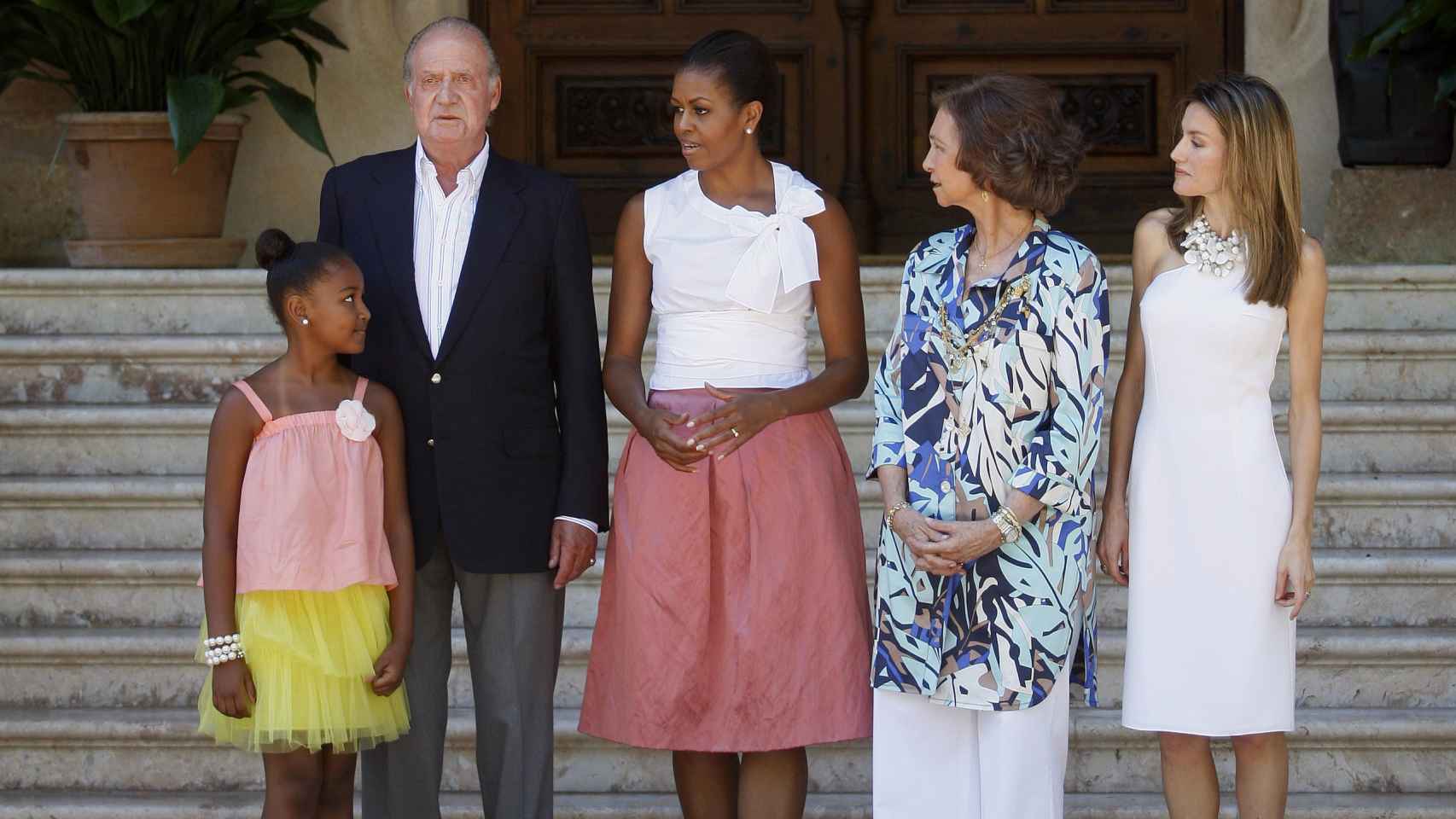 Michelle Obama con su hija Sasha y los reyes en el palacio Marivent, 2010.
