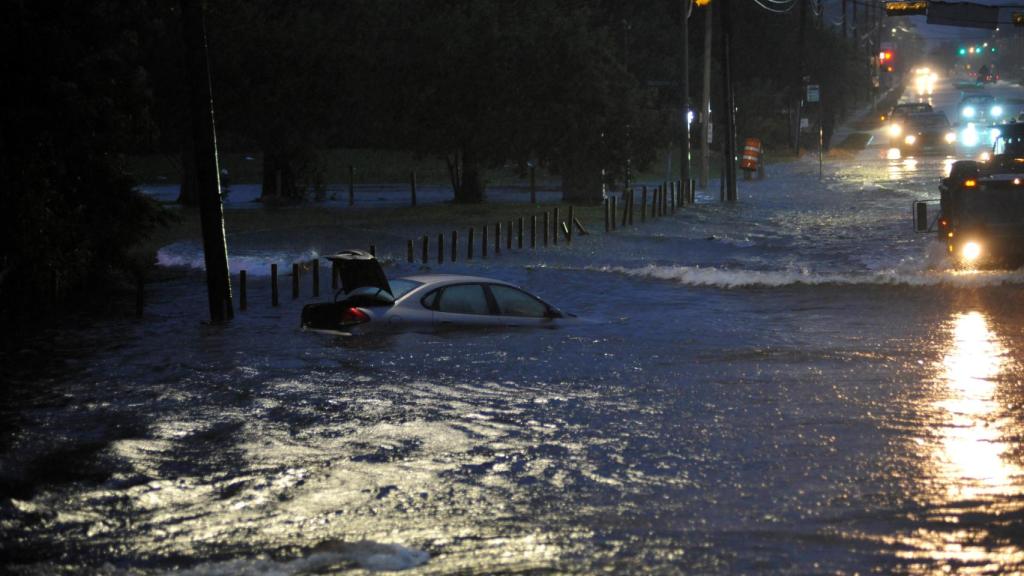 Un vehículo abandonado flotando en una calle de Houston.