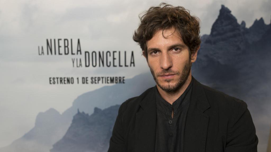 Quim Gutiérrez junto al cartel de la película 'La niebla y la doncella'