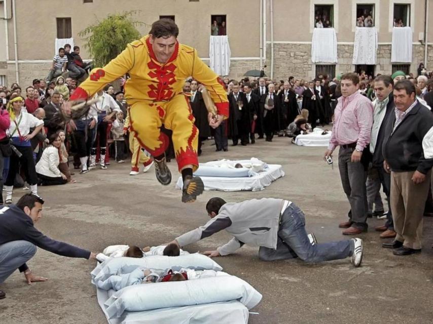 Después de correr por las calles azotando a la gente, el 'Colacho' se dispone a saltar sobre bebés recién nacidos.