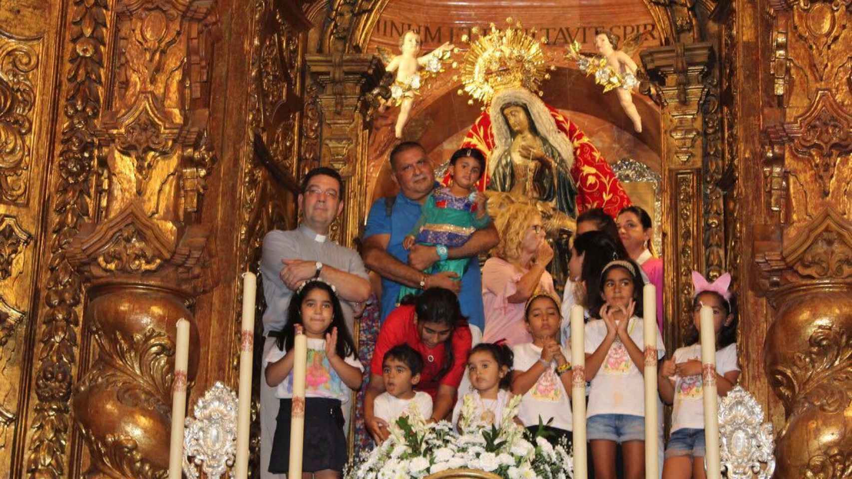 El vicario dimitido junto a niños que presentaron la ofrenda a la virgen de la ciudad