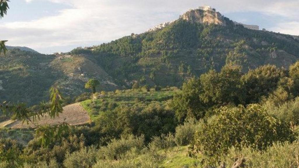 Los arqueólogos han encontrado residuos de vinos encontrados en un frasco excavado en una cueva en Monte Kronio, Italia.