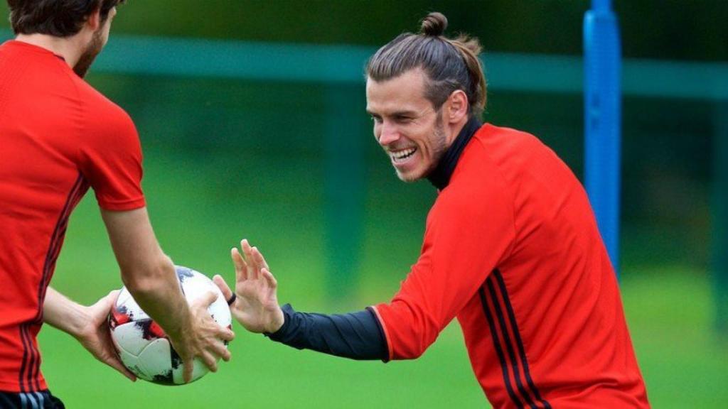 Bale se entrena con Gales. Foto Twitter (@FAWales)