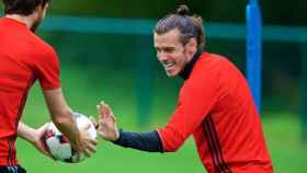 Bale se entrena con Gales. Foto Twitter (@FAWales)