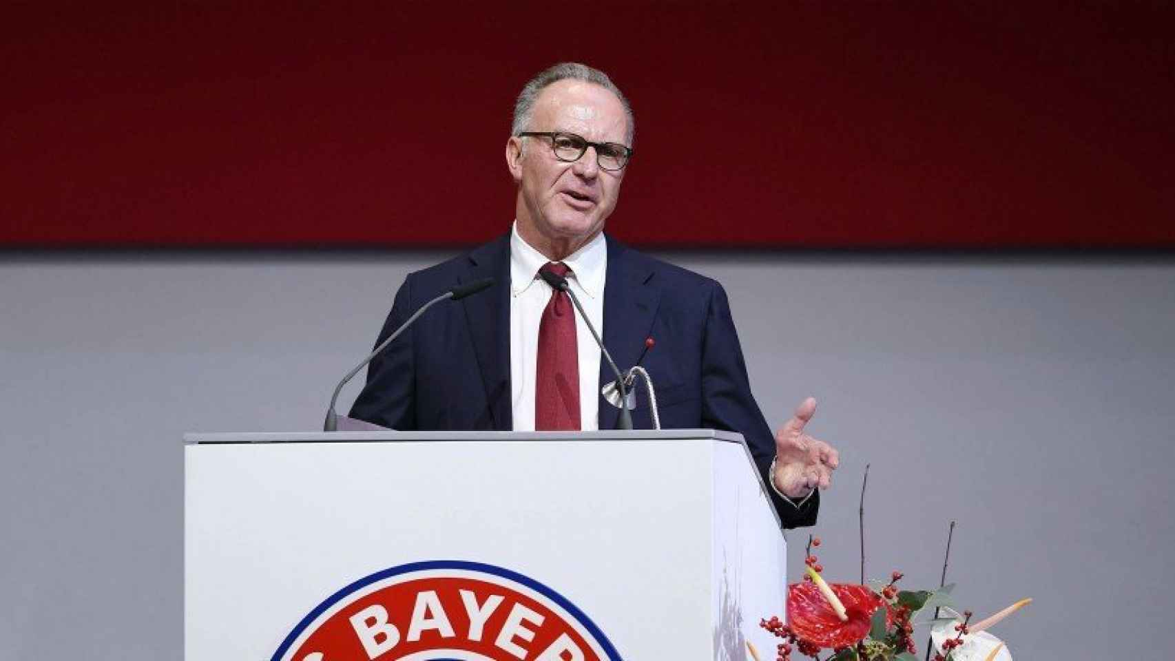 Rummenigge en una conferencia con el Bayern. Foto fcbayern.com