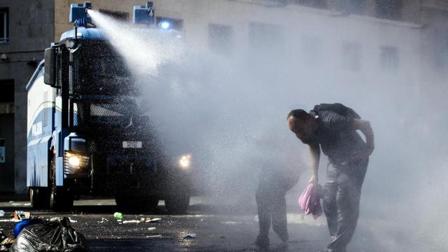 La Policía italiana carga contra un grupo de inmigrantes en Roma.