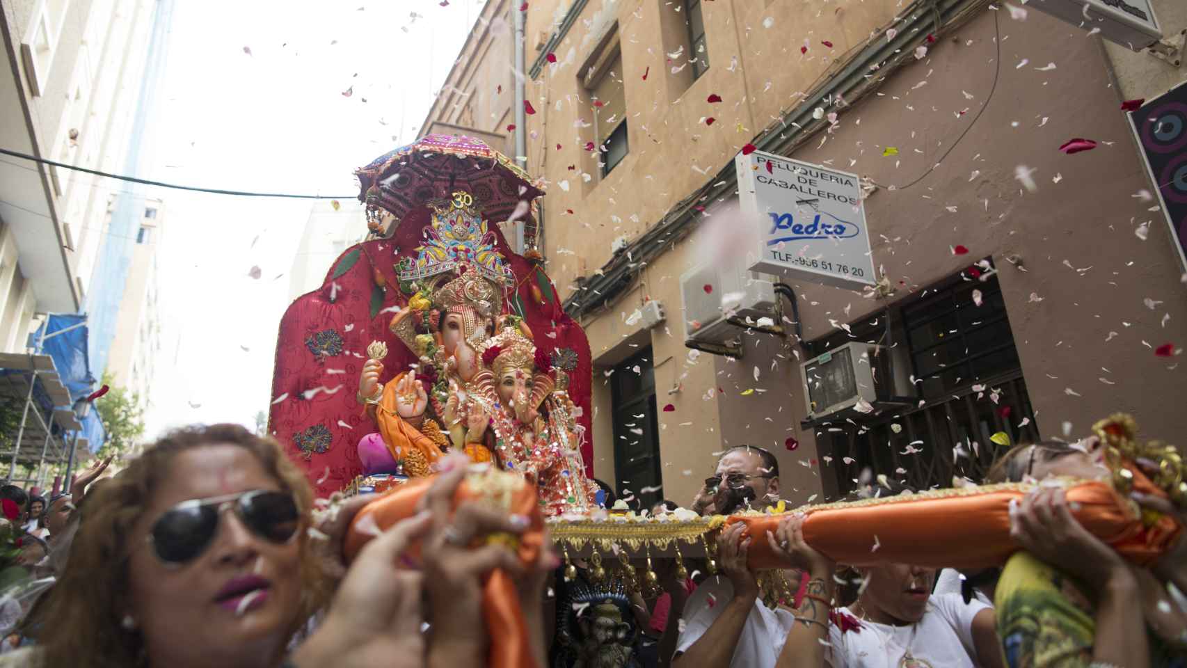 El dios hindú Ganesh por las calles de Ceuta antes de ser adorado en la iglesia católica principal de la ciudad