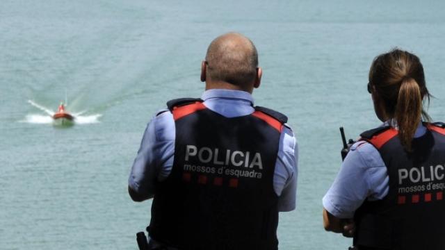 Equipos de los Mossos rastrean en el pantano de Susqueda.