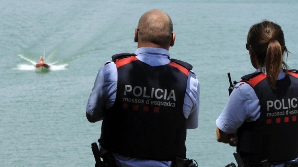 Equipos de los Mossos rastrean en el pantano de Susqueda.