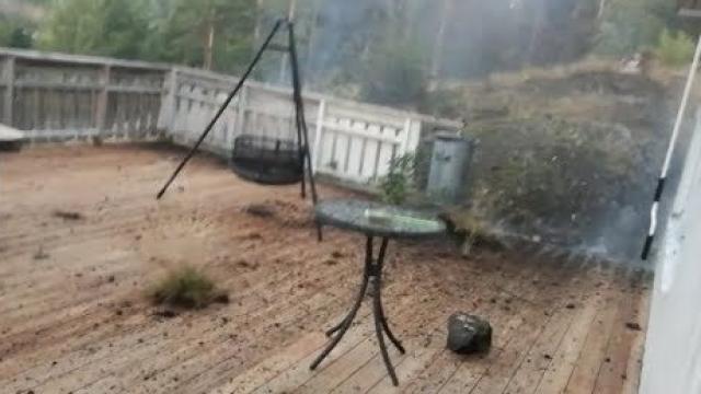 Intenta grabar un vídeo de una tormenta y le cae un rayo a cinco metros