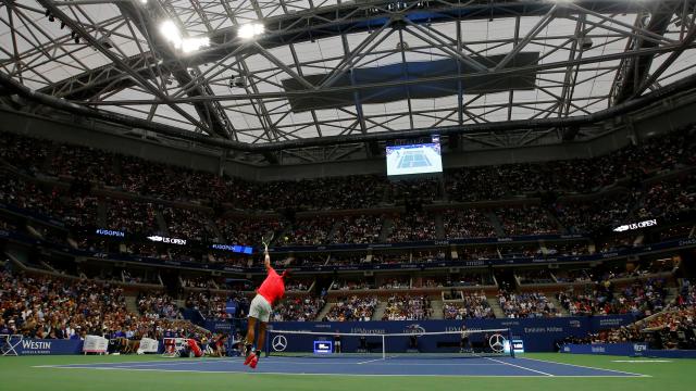 Nadal, sacando durante su partido ante Lajovic.