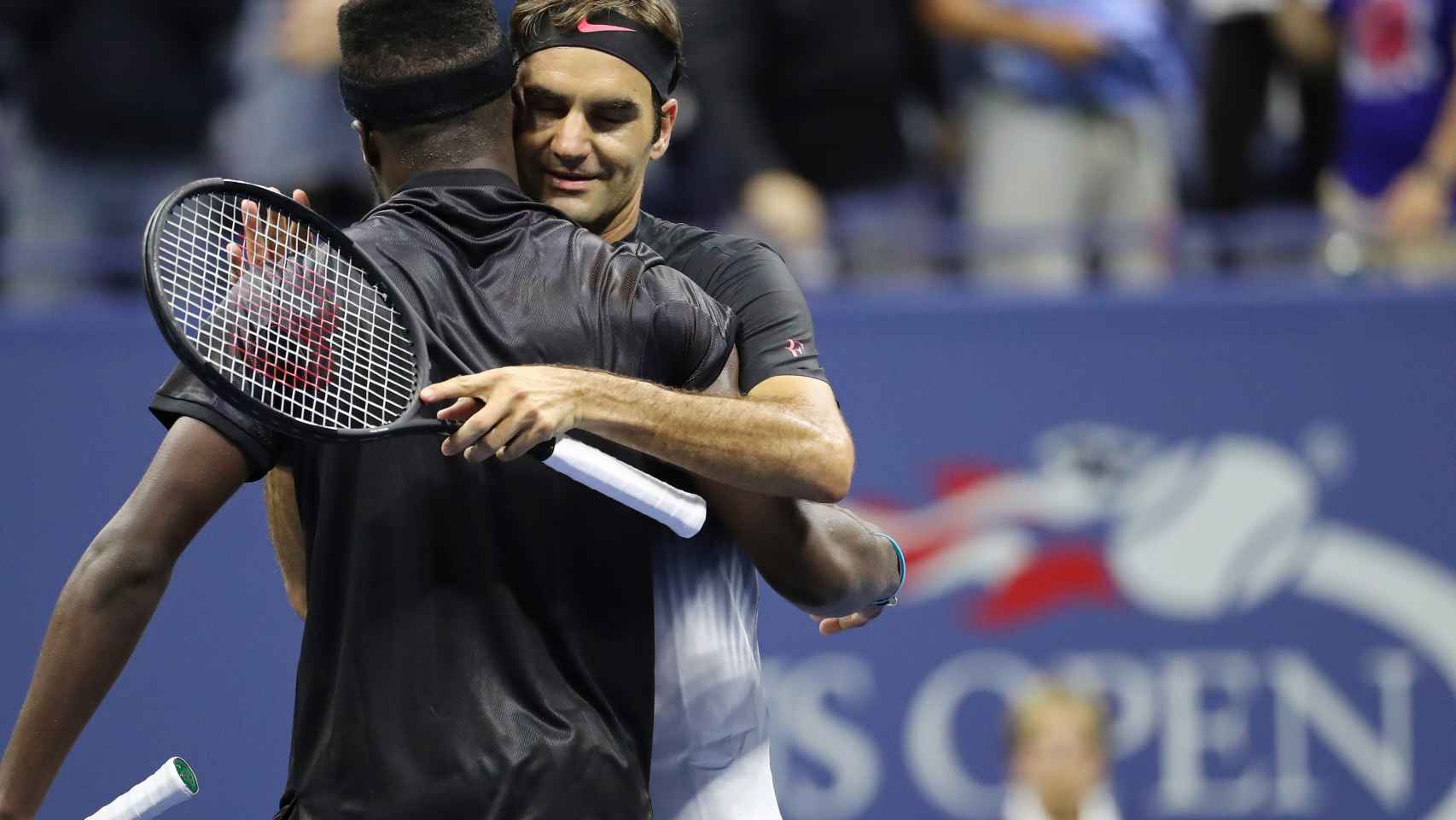 Federer y Tiafoe se saludan tras el partido.
