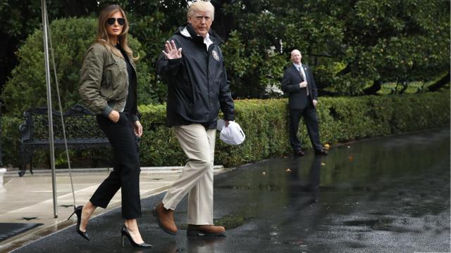 Melania Trump se pone zapatillas después de las críticas por los tacones de 12 cm.