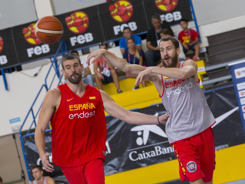 Sergio Rodríguez, frente a Marc Gasol en un entrenamiento.