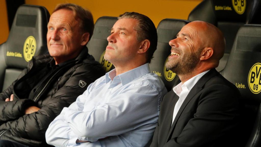 Watzke, Michael Zorc y  Peter Bosz, nuevo entrenador, en el banquillo.