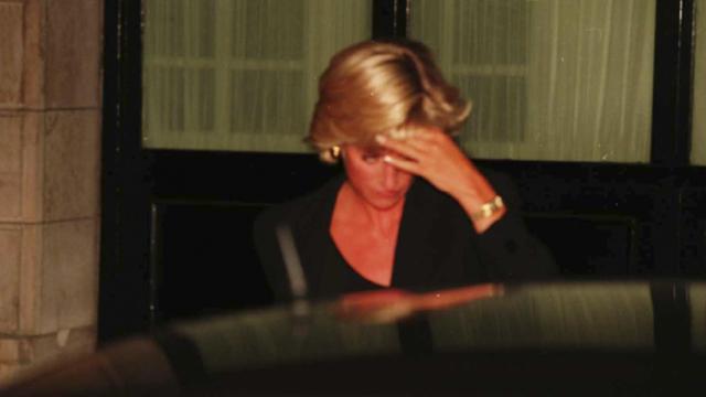 Diana de Gales saliendo del hotel antes de entrar en el coche en el que sufrirá el fatal accidente.