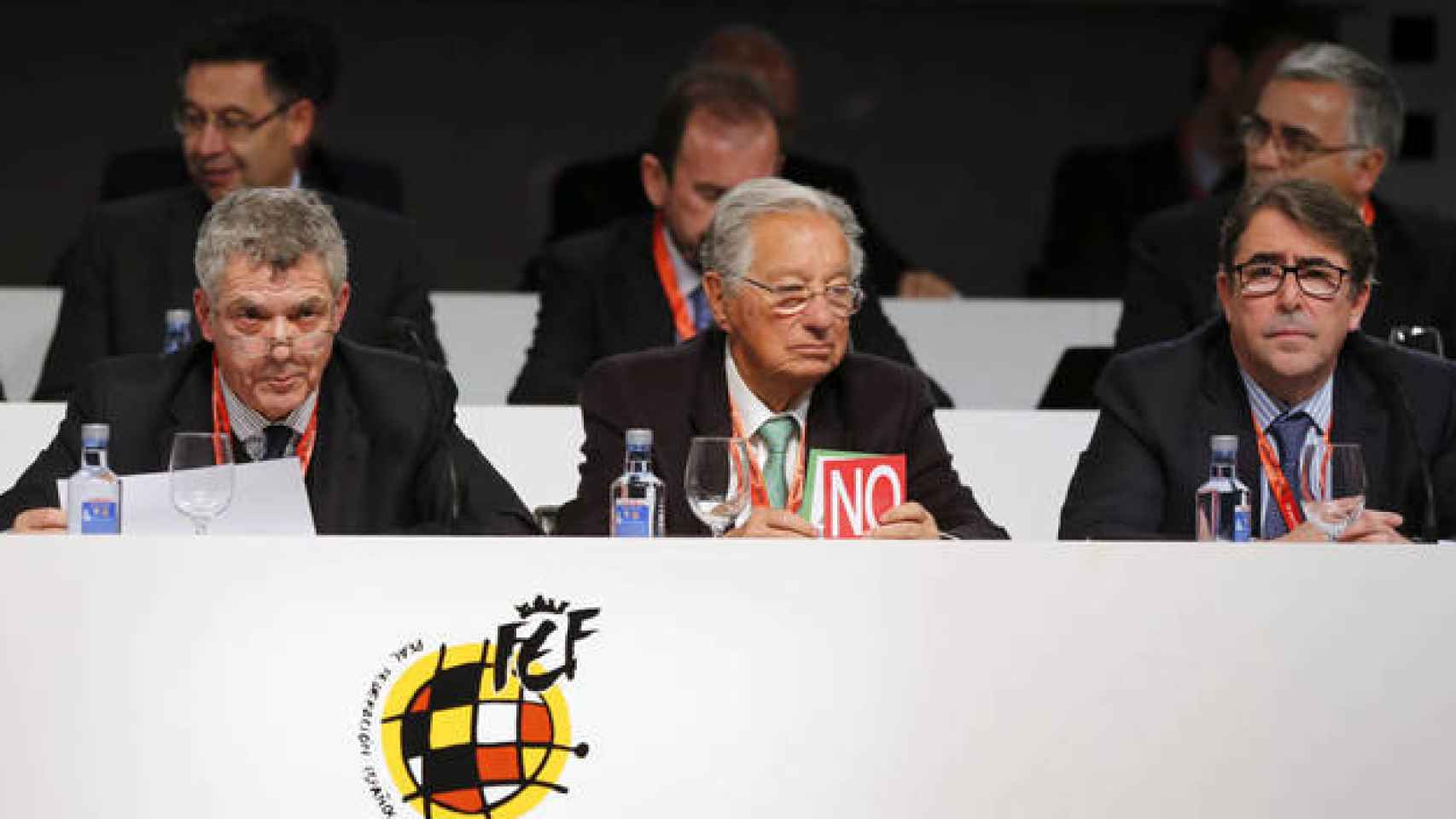 Ángel María Villar, Juan Padrón y Jorge Pérez, en una reunión de la Asamblea de la RFEF en 2016.
