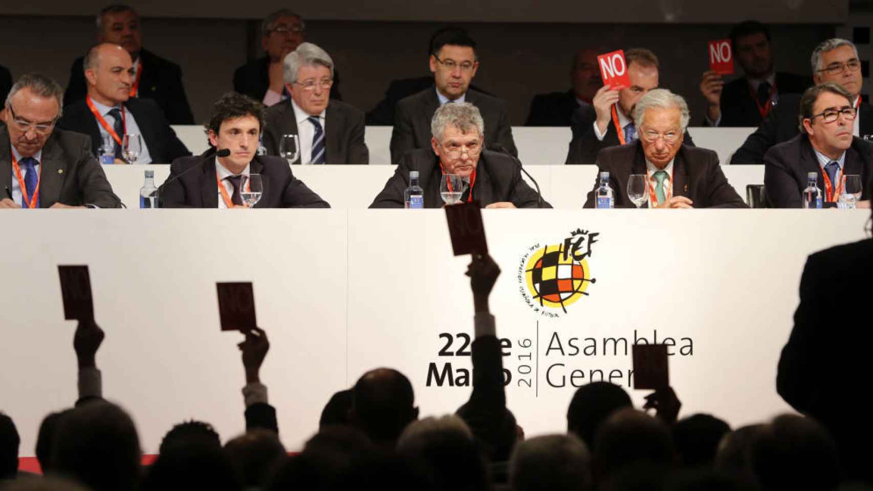 Ángel María Villar, con Padrón y Jorge Pérez a su izquierda, durante una Asamblea de la RFEF en 2016.
