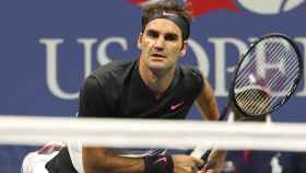 Federer, sacando ante Tiafoe.