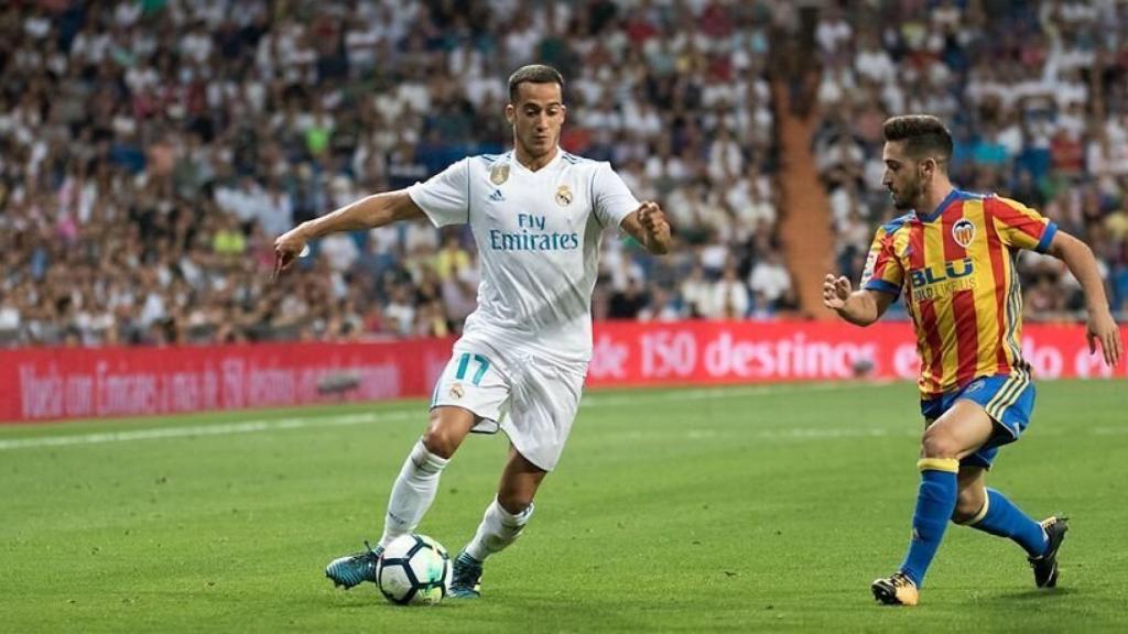 Lucas Vázquez encara con el balón.  Foto: Pedro Rodríguez / El Bernabéu