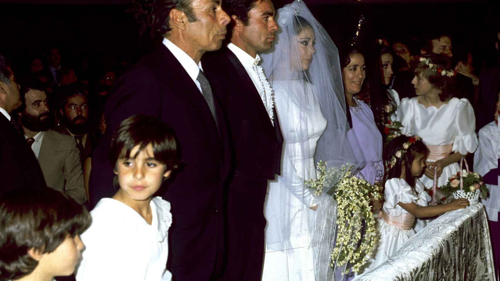 Isabel Pantoja, Paquirri, sus hijos y padres el día de su boda en el altar.