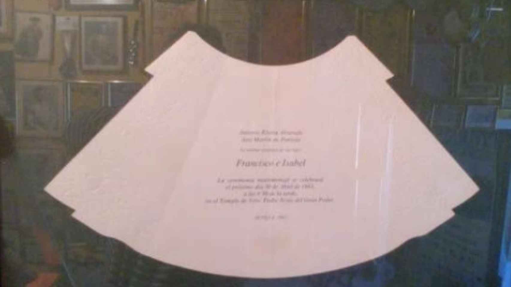 Invitación de la boda de Isabel Pantoja en una vitrina.