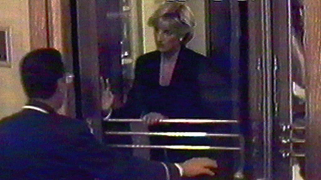 Lady Di, saliendo del hotel Ritz de París el día de su muerte.