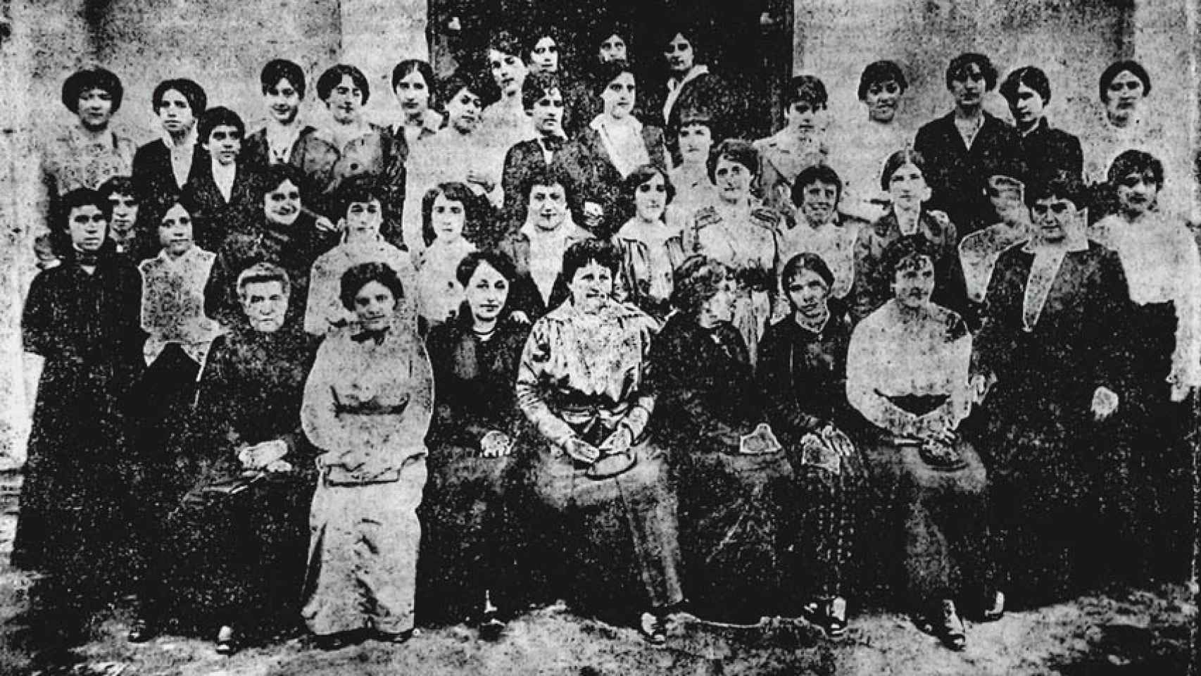 Profesoras y alumnas de la Escuela Normal de Bilbao en 1915.