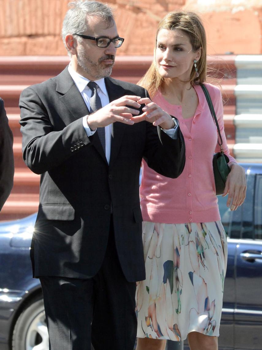 Letizia junto a Marc Puig Guasch durante la inauguración de la nueva sede de Puig en L'Hospitalet de Llobregat. Imagen de abril de 2014.