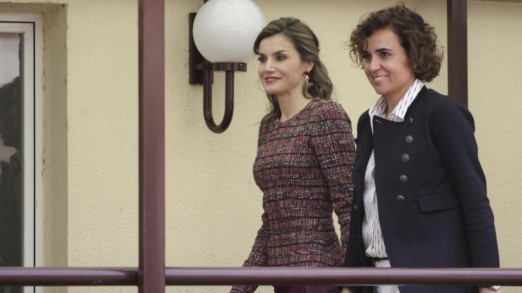 La reina Letizia y la ministra de Sanidad Dolors Montserrat en su reunión con el Real Patronato sobre Discapacidad el 21 de marzo de 2017 en Madrid.